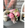 Welurowy flowerbox brudny róż z bukietem gożdzików